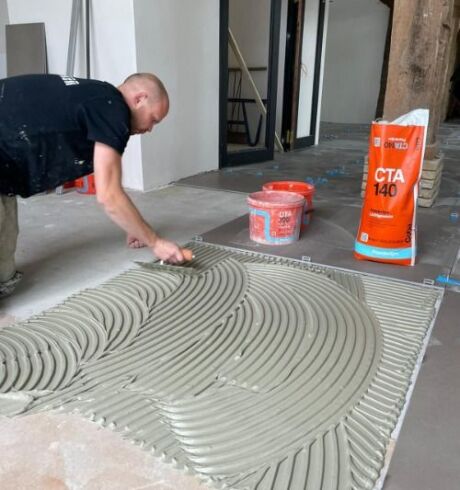 Vijf tips voor het verlijmen en verwerken van groot formaat tegels